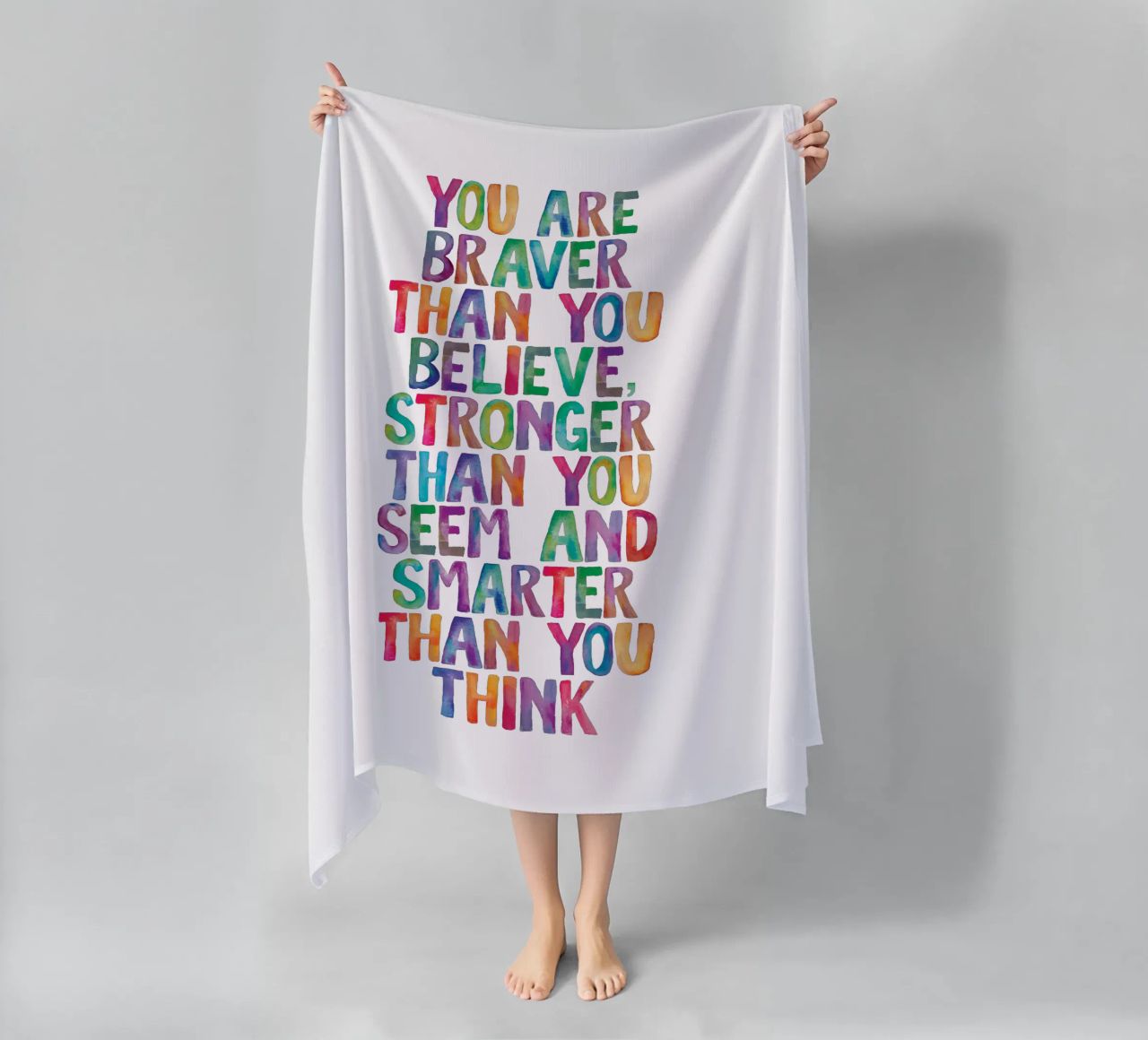 Sei più coraggioso di quanto tu creda Design tipografico arcobaleno telo mare da THE MOTIVATED TYPE