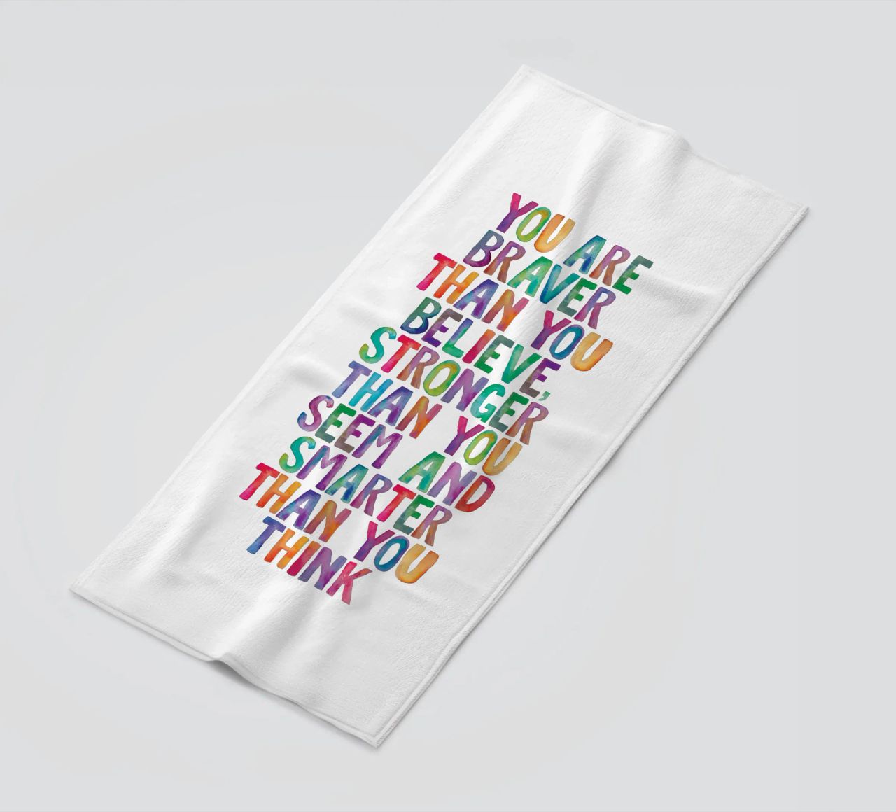 Sei più coraggioso di quanto tu creda Design tipografico arcobaleno telo mare da THE MOTIVATED TYPE