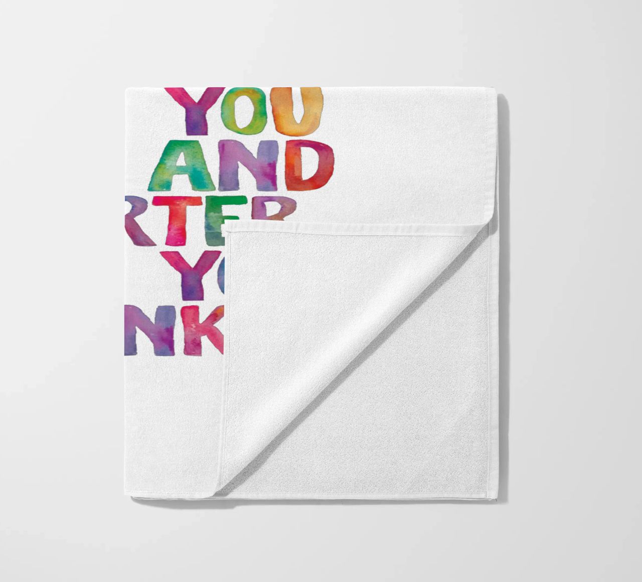 Sei più coraggioso di quanto tu creda Design tipografico arcobaleno telo mare da THE MOTIVATED TYPE