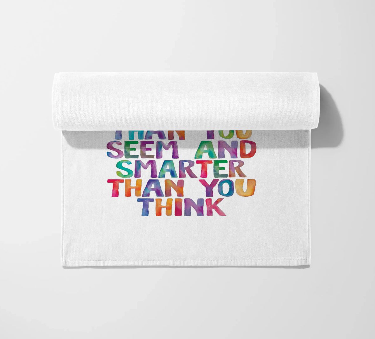 Sei più coraggioso di quanto tu creda Design tipografico arcobaleno telo mare da THE MOTIVATED TYPE