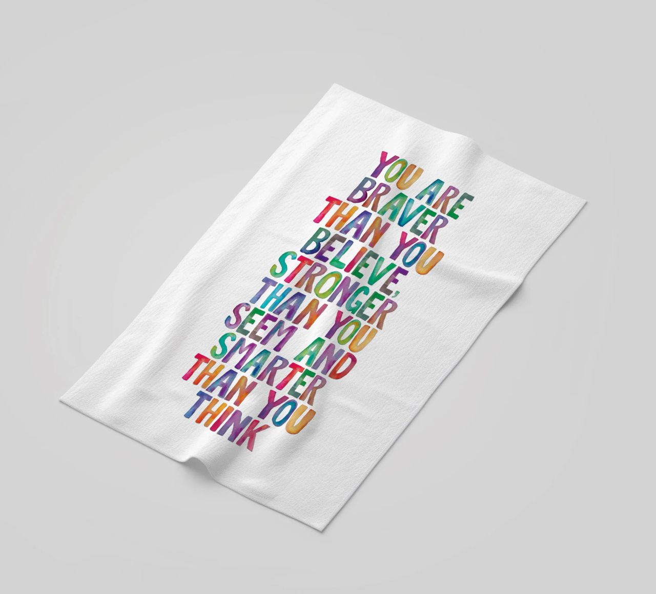 Sei più coraggioso di quanto tu creda Design tipografico arcobaleno telo mare da THE MOTIVATED TYPE