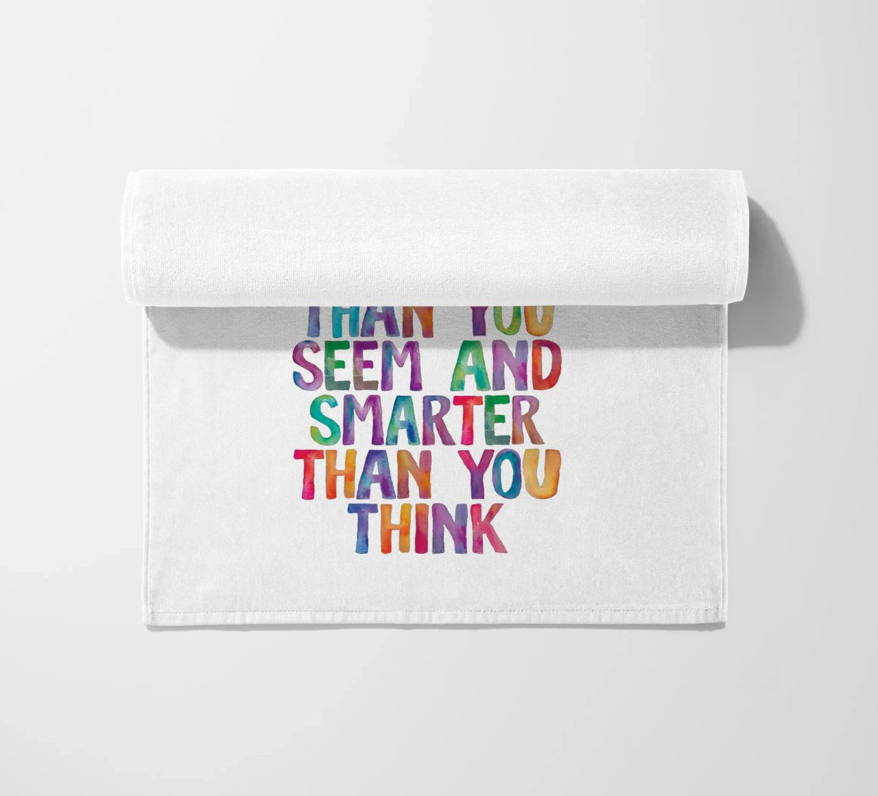 Sei più coraggioso di quanto tu creda Design tipografico arcobaleno telo mare da THE MOTIVATED TYPE