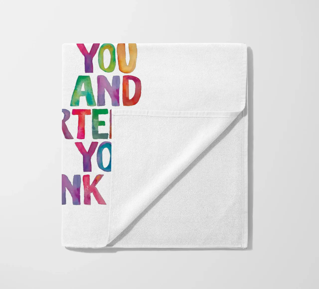 Sei più coraggioso di quanto tu creda Design tipografico arcobaleno telo mare da THE MOTIVATED TYPE