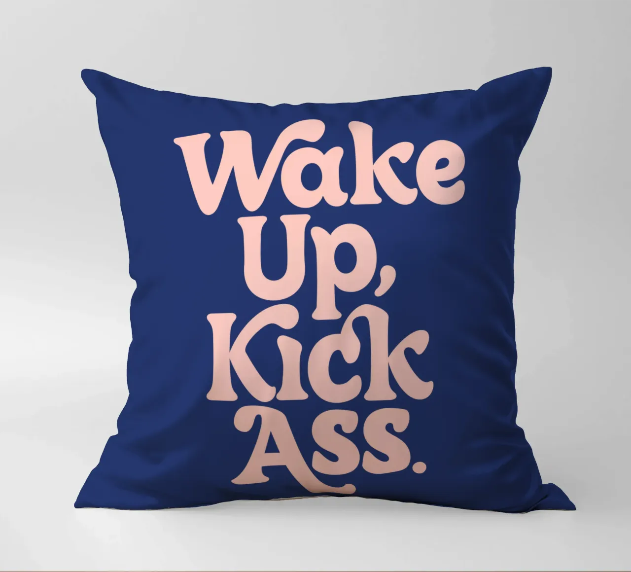 Wake Up Kick Ass Design tipografico potenziante cuscino da THE MOTIVATED TYPE