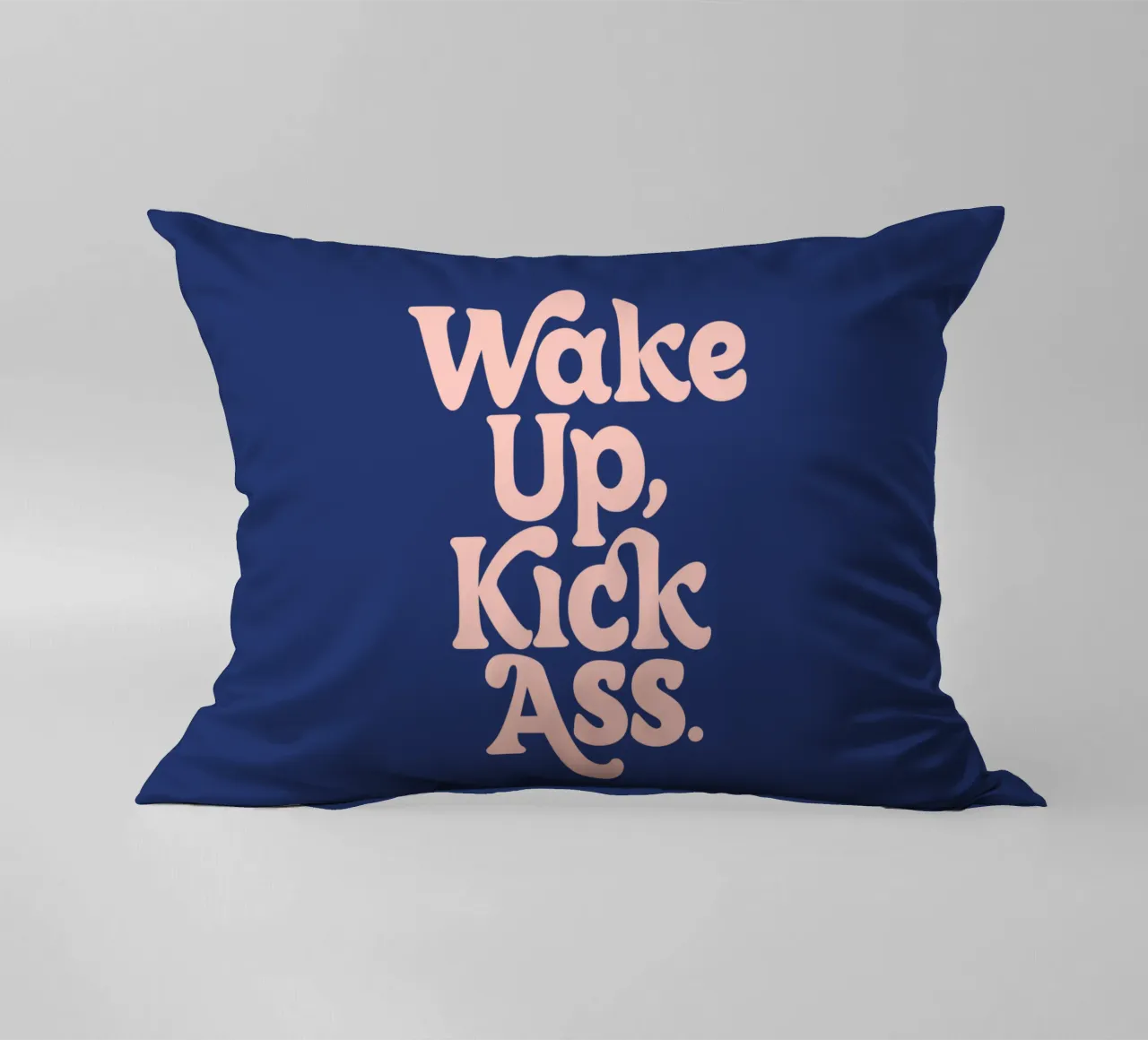 Wake Up Kick Ass Design tipografico potenziante cuscino da THE MOTIVATED TYPE