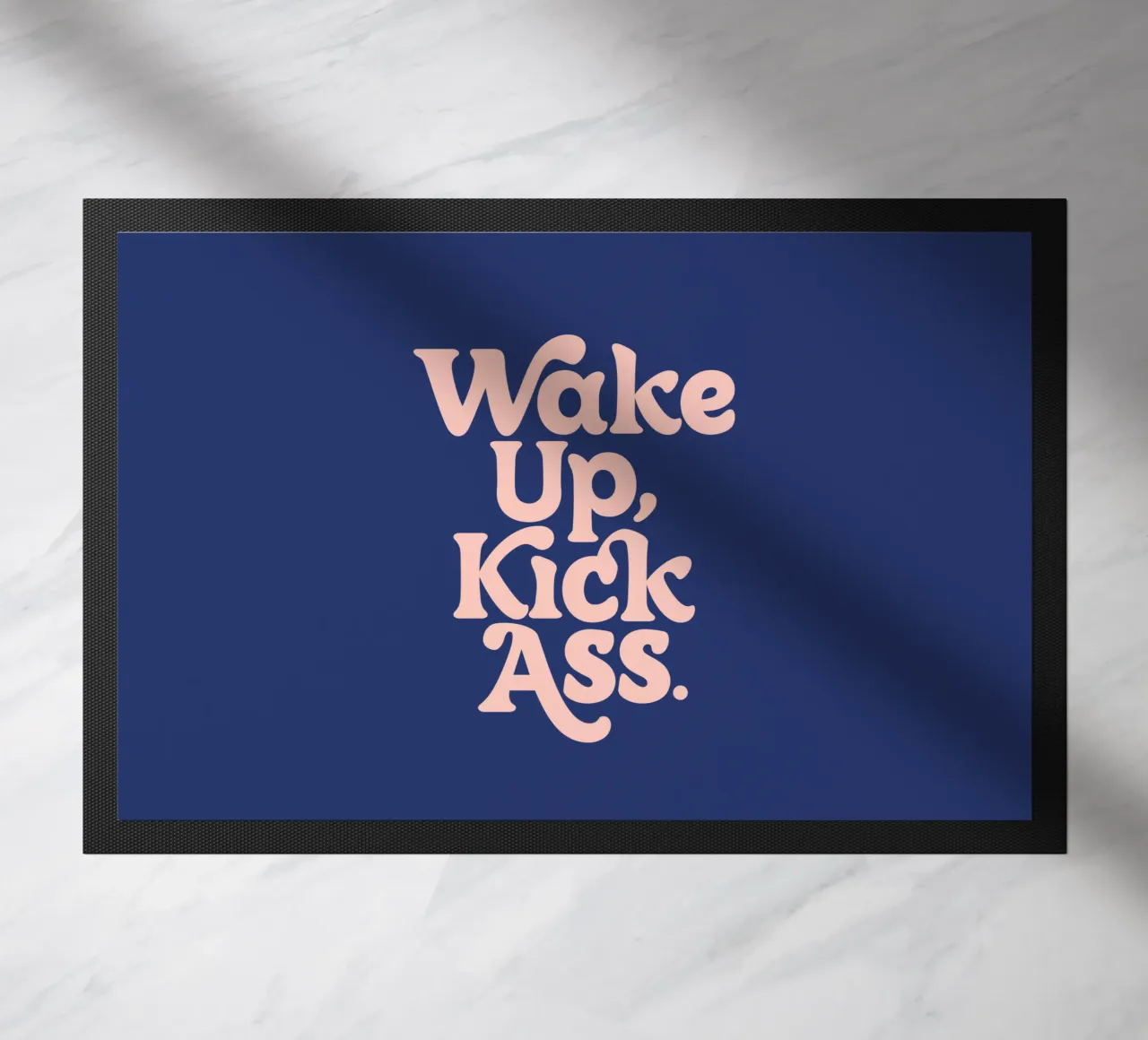Wake Up Kick Ass Design tipografico potenziante zerbino da THE MOTIVATED TYPE