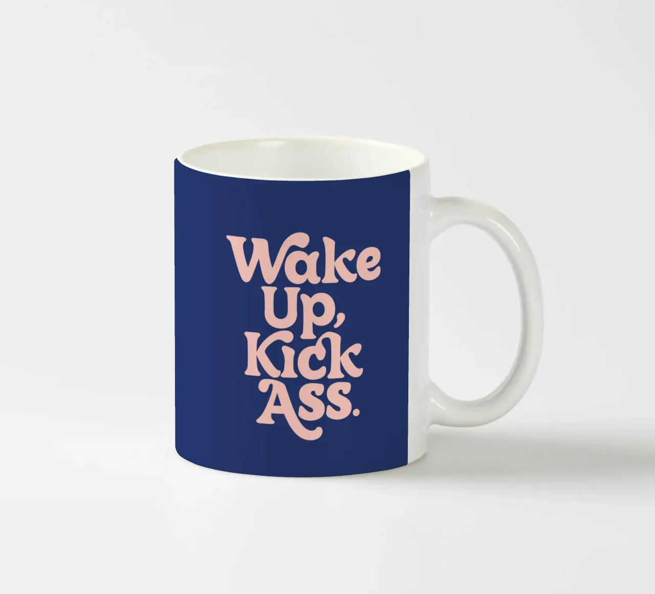 Wake Up Kick Ass Design tipografico potenziante tazza in ceramica da THE MOTIVATED TYPE