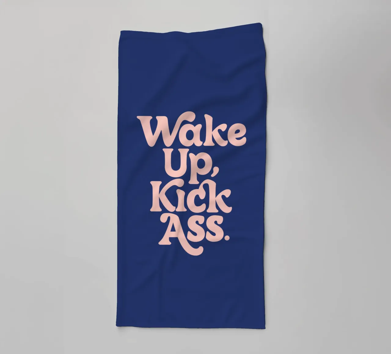 Wake Up Kick Ass Design tipografico potenziante asciugamano da bagno da THE MOTIVATED TYPE