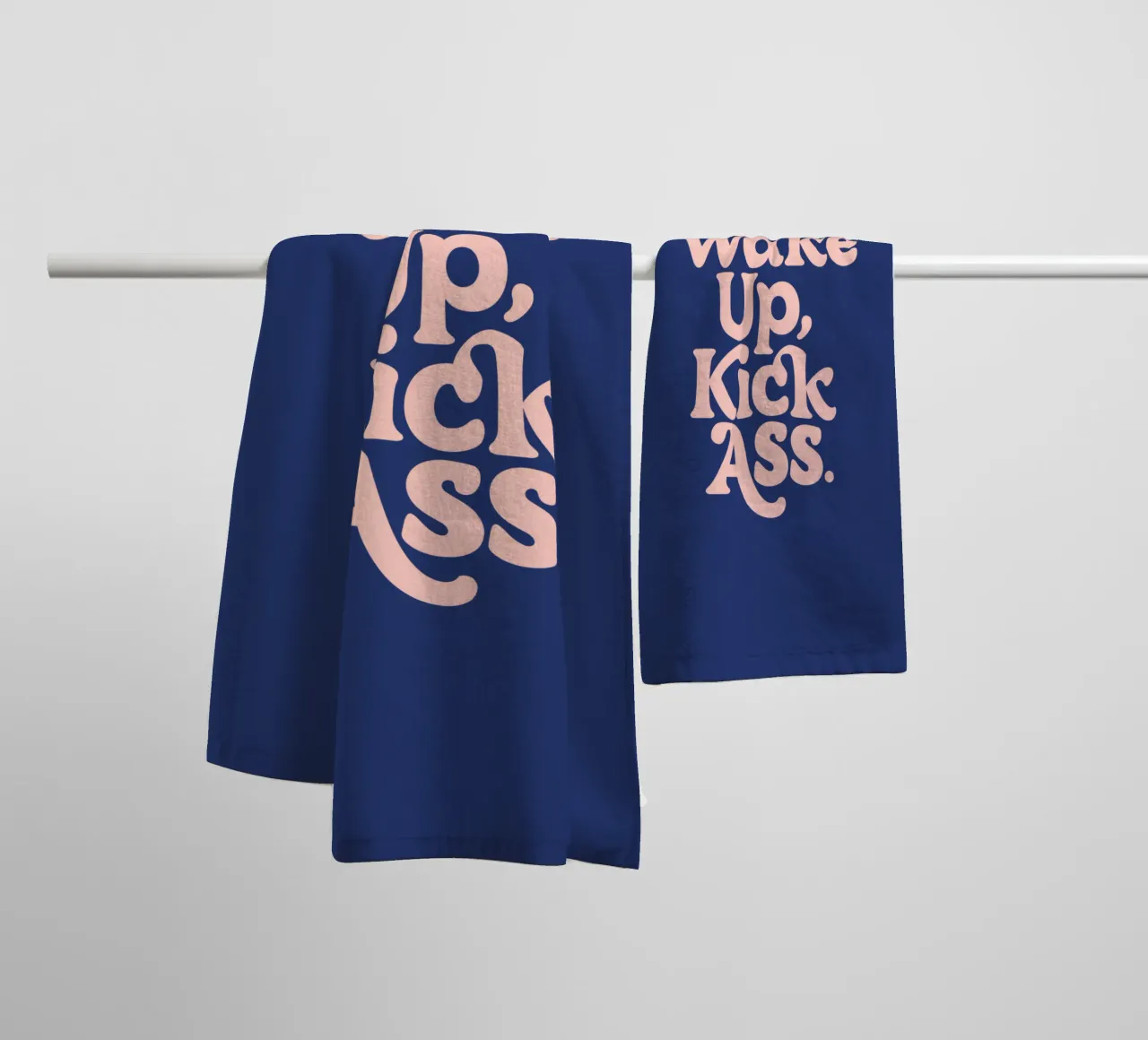Wake Up Kick Ass Design tipografico potenziante asciugamano da bagno da THE MOTIVATED TYPE