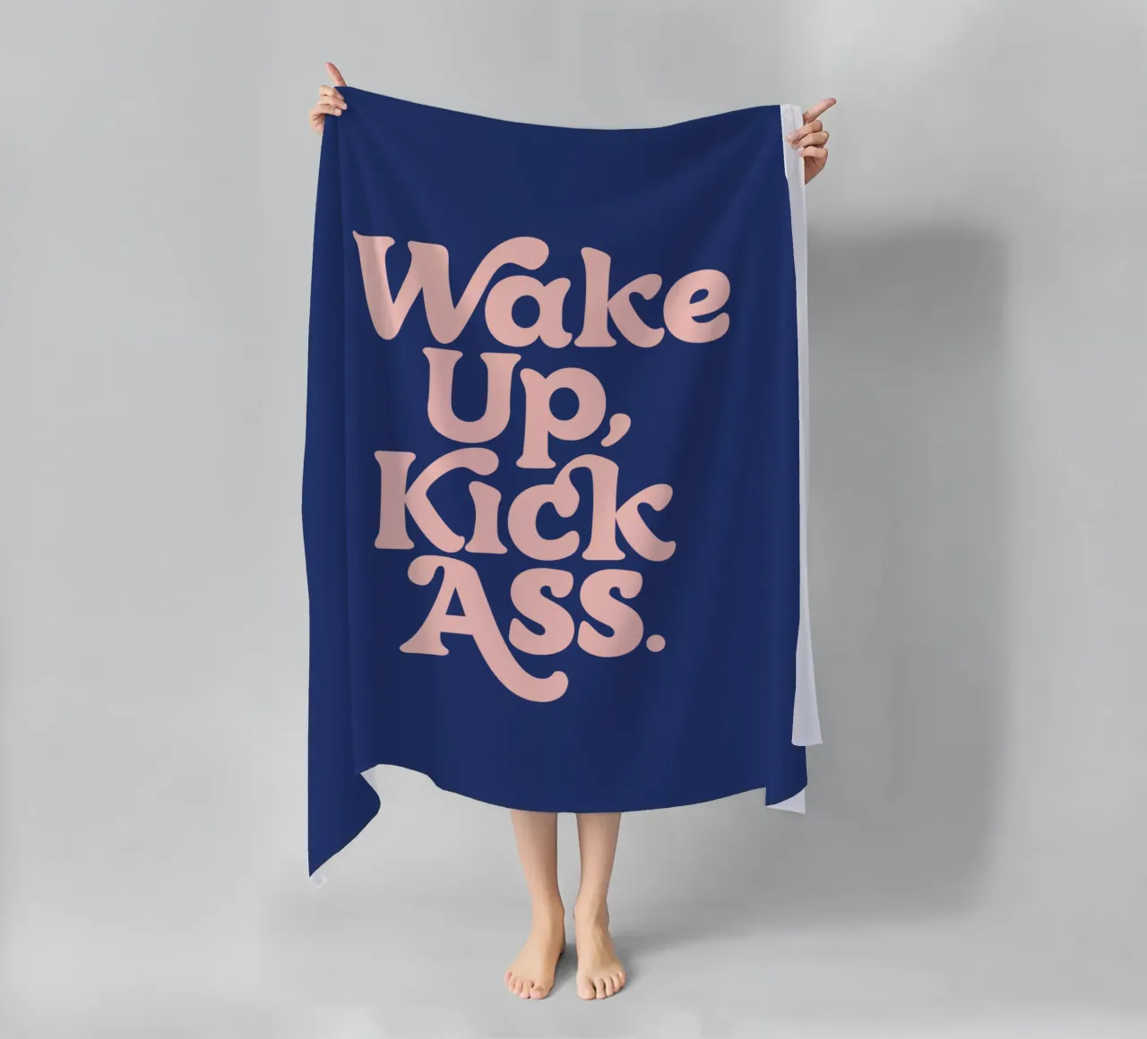 Wake Up Kick Ass Design tipografico potenziante telo mare da THE MOTIVATED TYPE