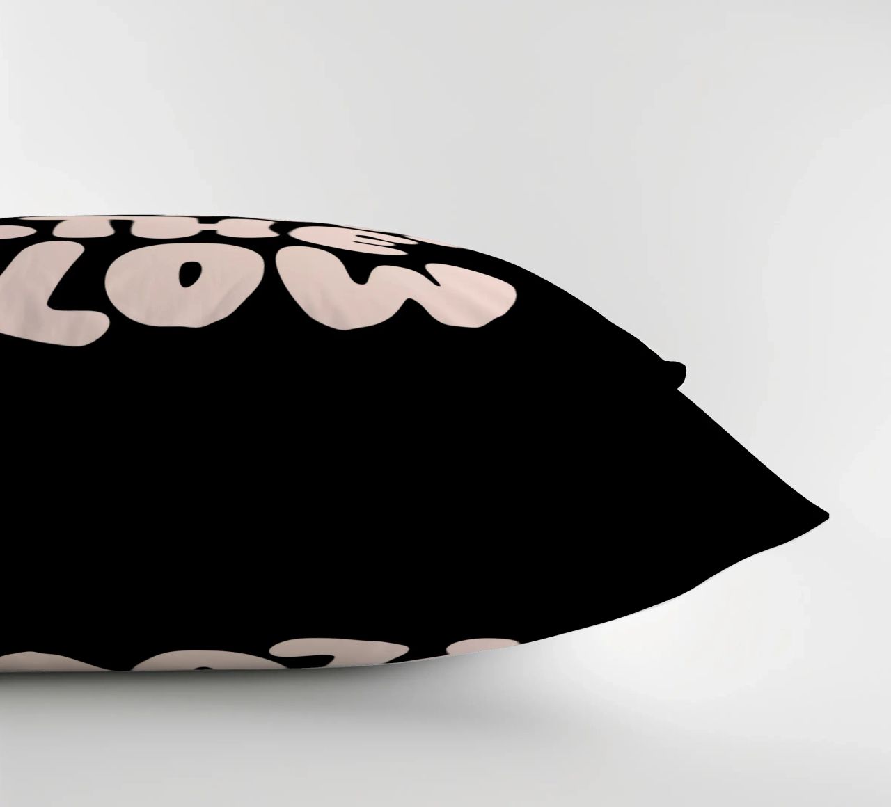 Go With The Flow Design tipografico rilassante cuscino da THE MOTIVATED TYPE