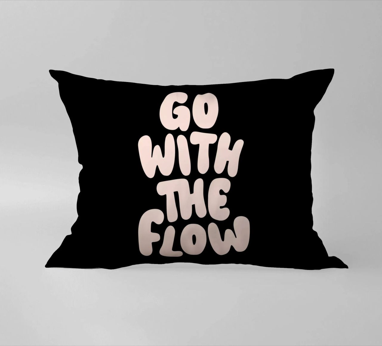 Go With The Flow Design tipografico rilassante cuscino da THE MOTIVATED TYPE