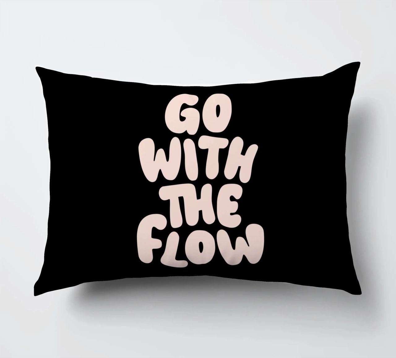 Go With The Flow Design tipografico rilassante cuscino da THE MOTIVATED TYPE
