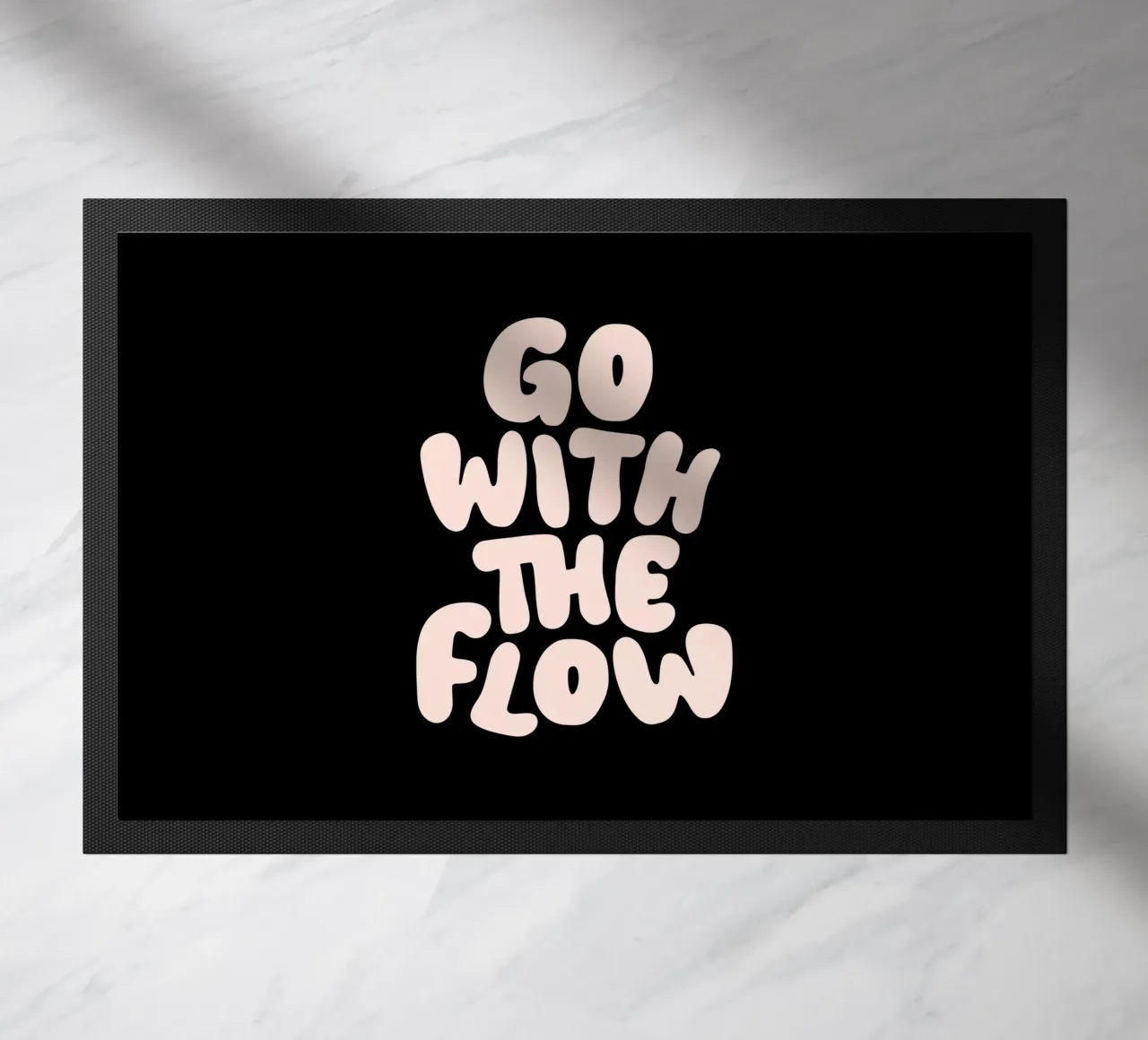 Mit dem Fluss gehen Beruhigendes Typografie-Design Fußmatte von THE MOTIVATED TYPE