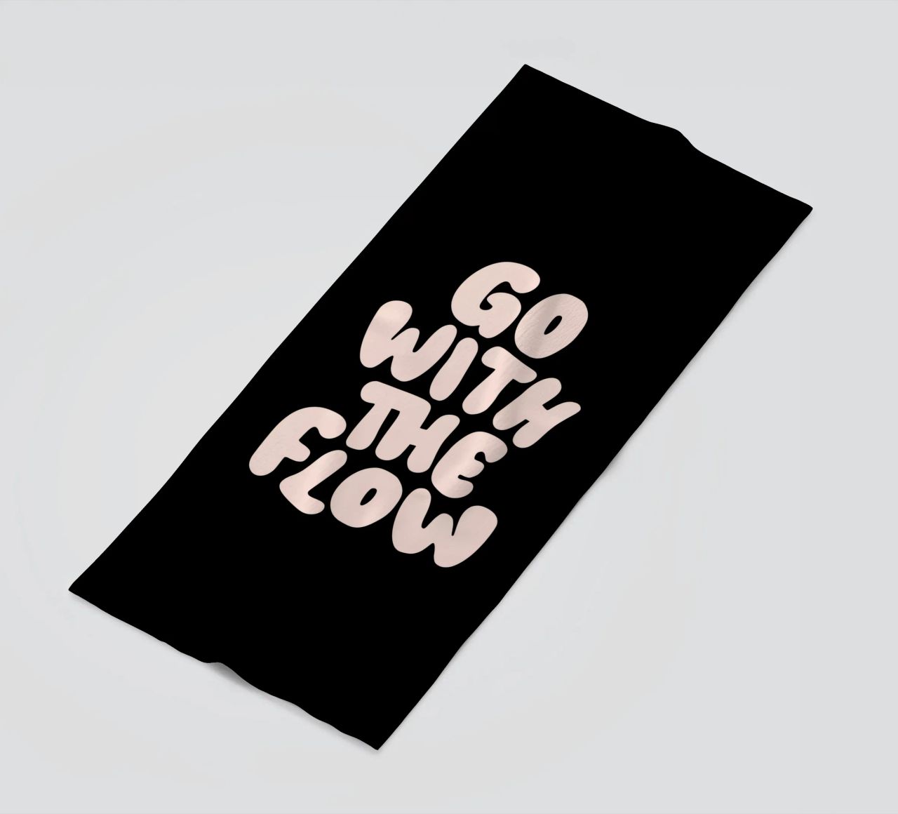 Go With The Flow Design tipografico rilassante telo mare da THE MOTIVATED TYPE