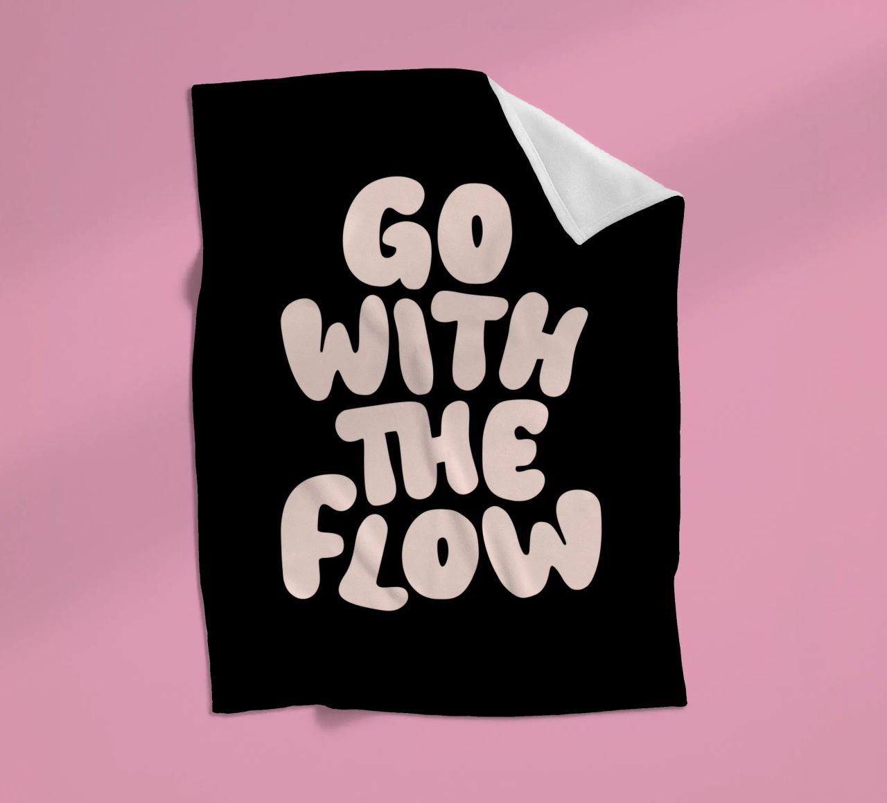 Go With The Flow Design tipografico rilassante coperta in pile da THE MOTIVATED TYPE