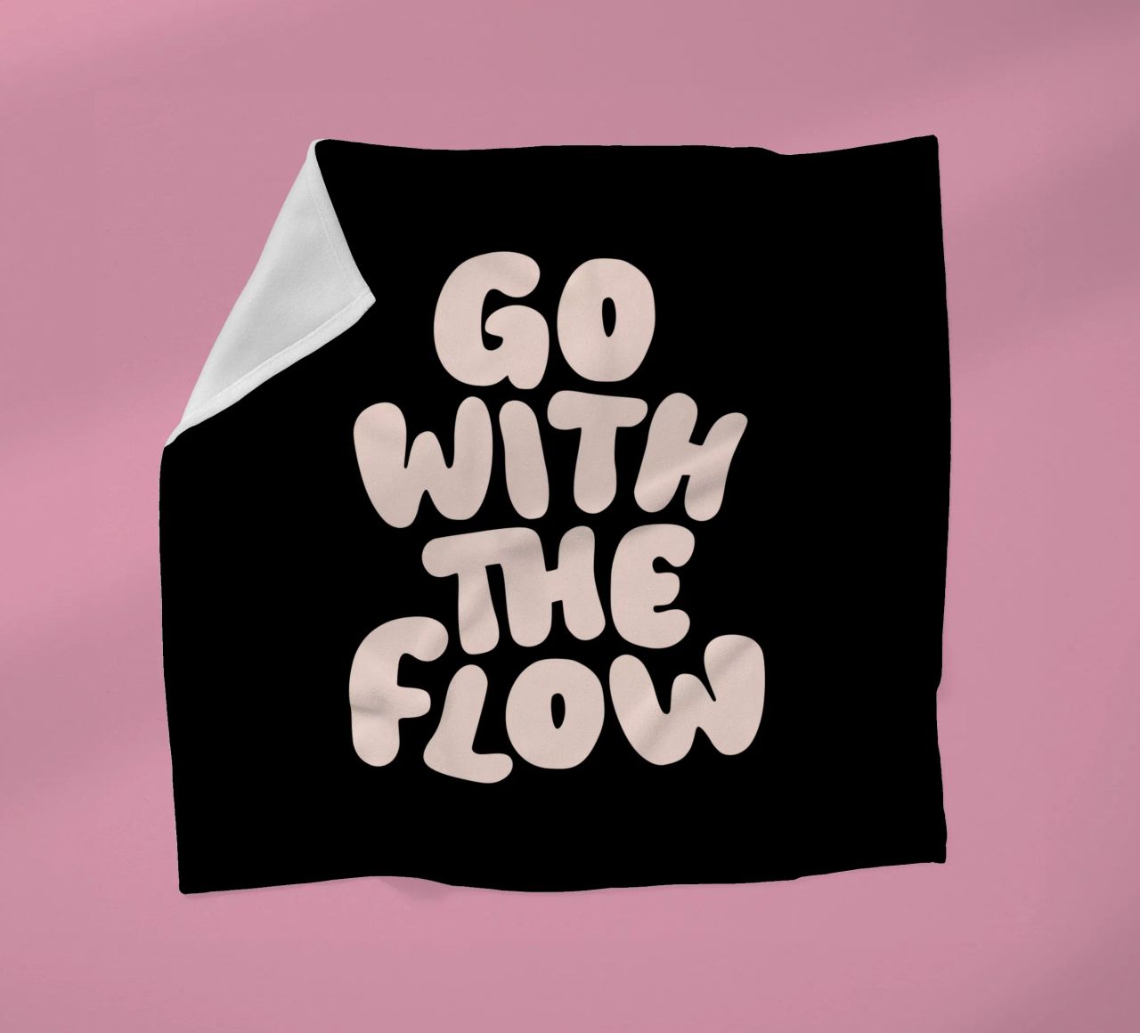 Go With The Flow Design tipografico rilassante coperta in pile da THE MOTIVATED TYPE