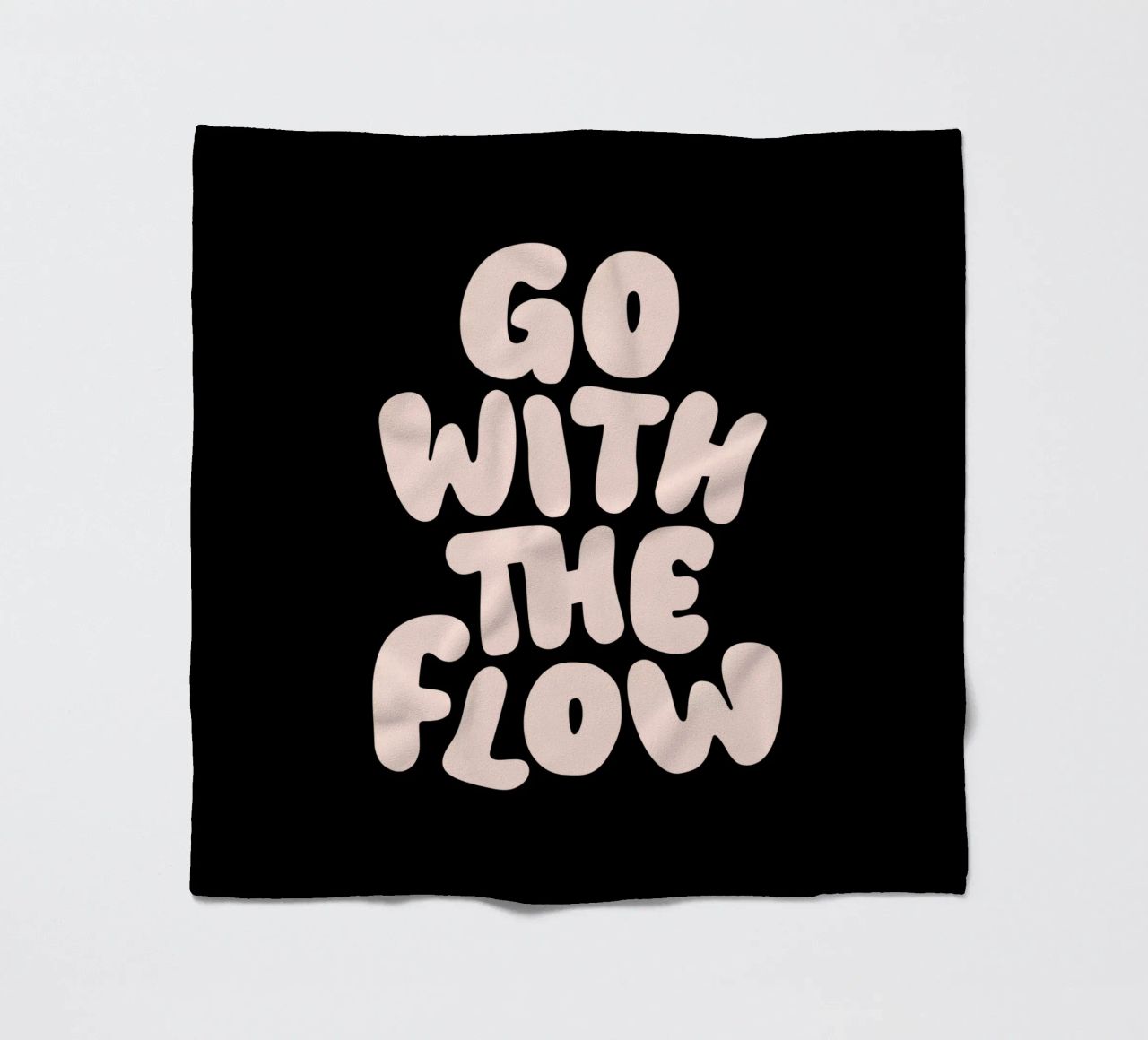 Go With The Flow Design tipografico rilassante coperta in pile da THE MOTIVATED TYPE