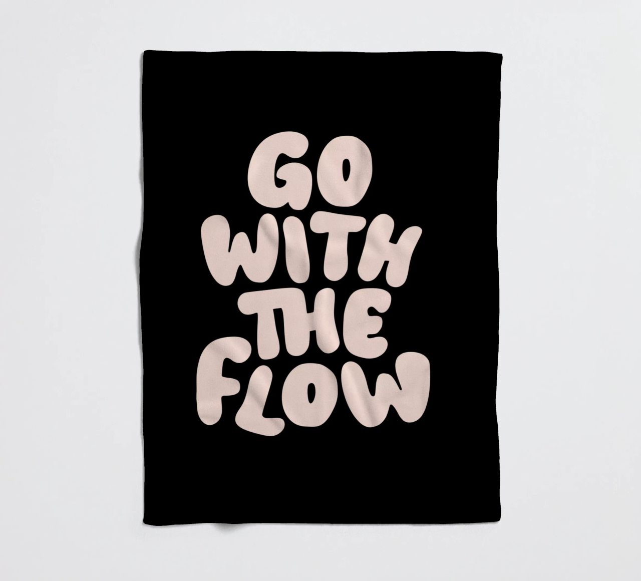 Go With The Flow Design tipografico rilassante coperta in pile da THE MOTIVATED TYPE