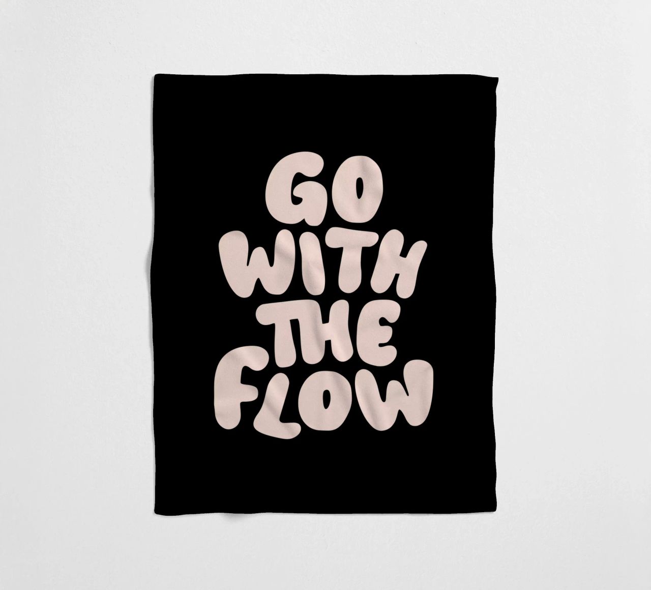 Go With The Flow Design tipografico rilassante coperta in pile da THE MOTIVATED TYPE