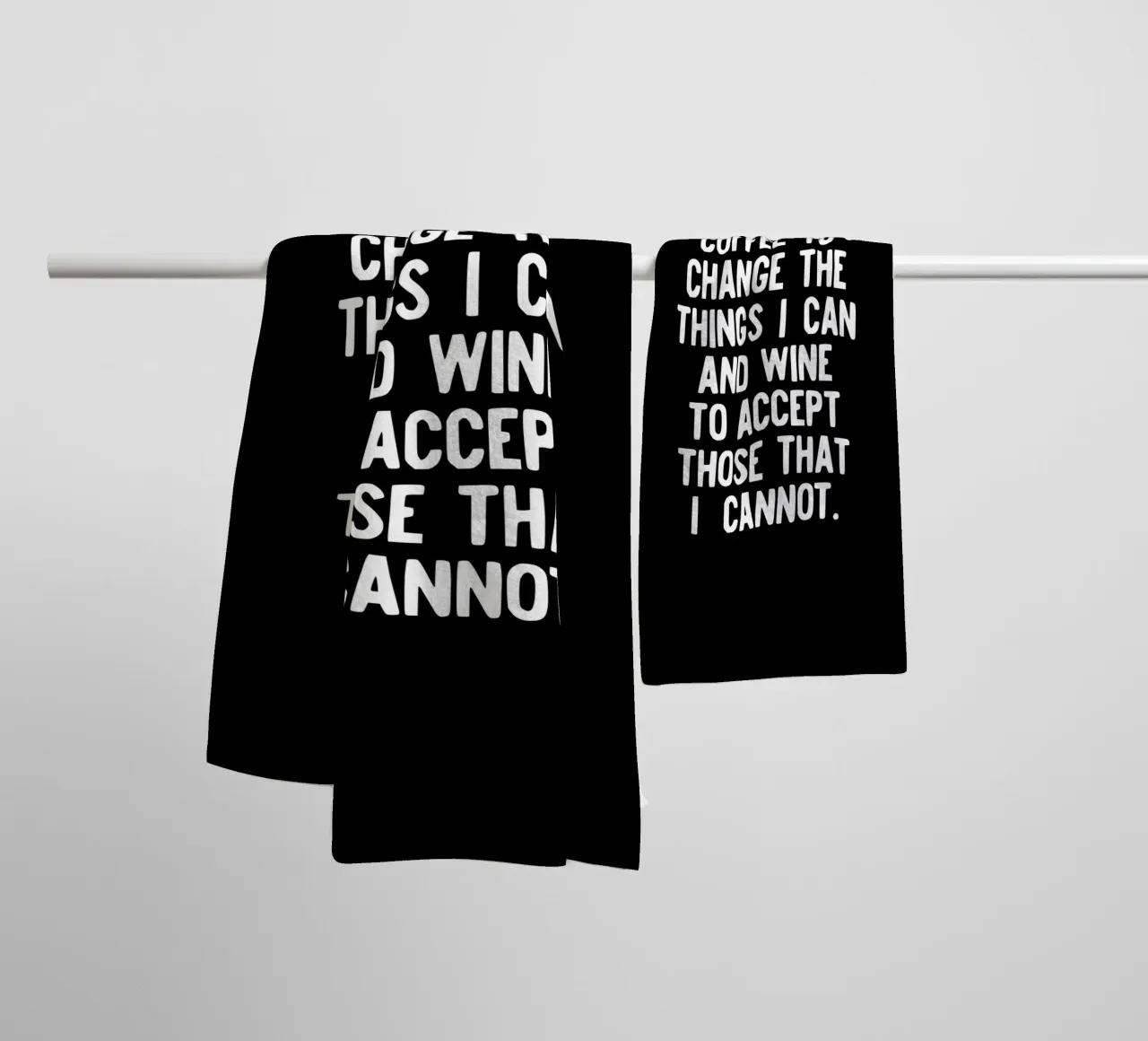 Gib mir Kaffee, um die Dinge zu ändern, die ich ändern kann Lustige Typografie Handtuch von THE MOTIVATED TYPE