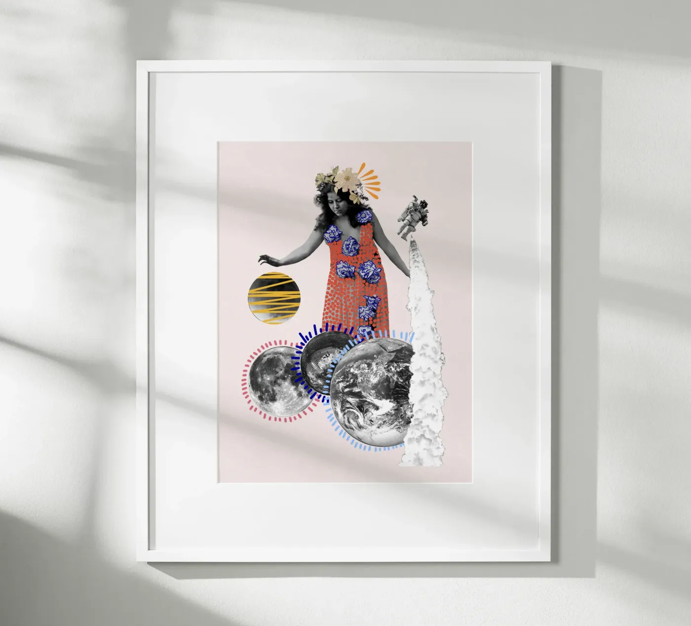 Galaktische Muse / Surreale Retro-Weltraum- und Blumen-Collage / Zustand Poster von Collage Pop Studio