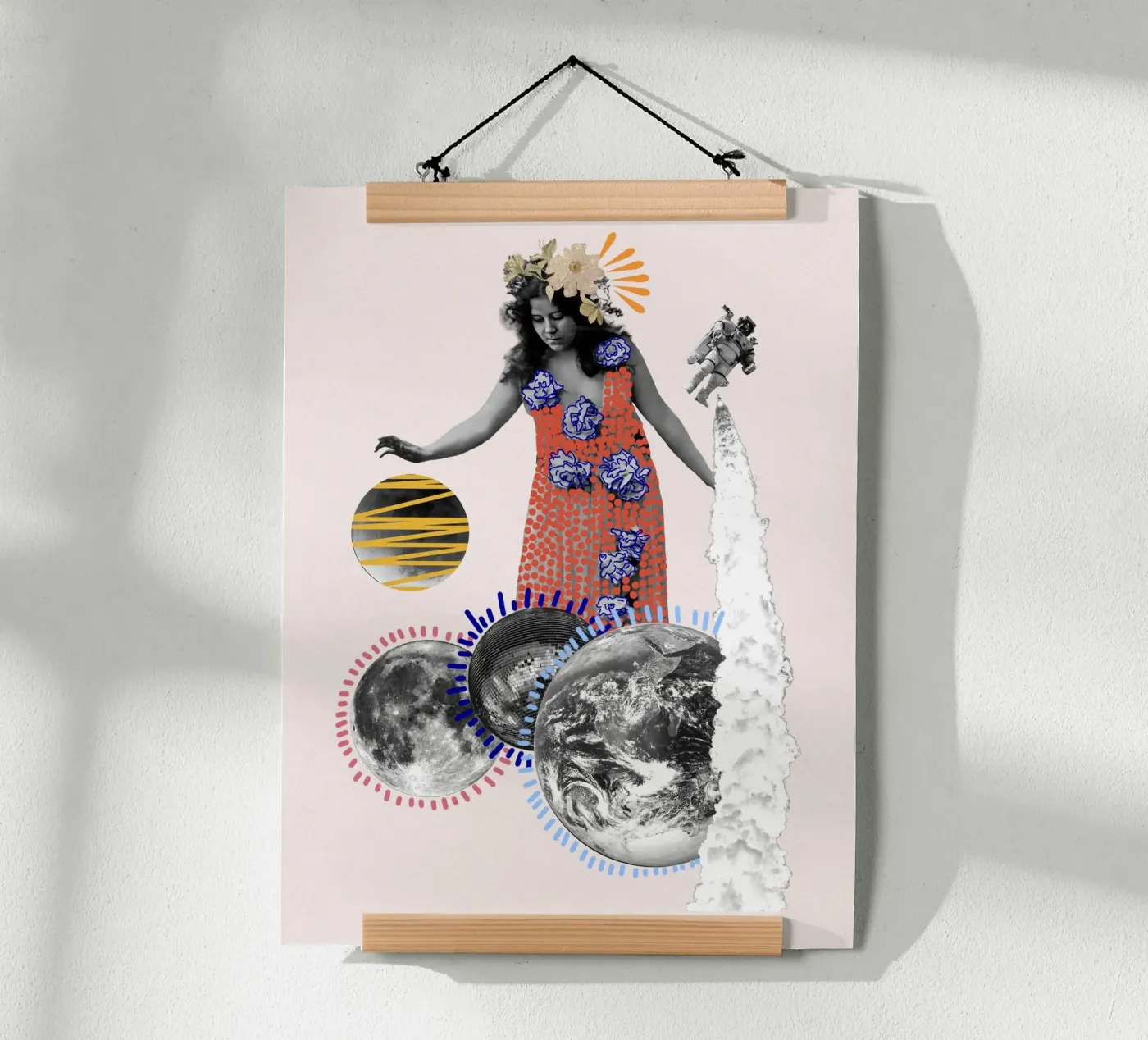 Galaktische Muse / Surreale Retro-Weltraum- und Blumen-Collage / Zustand Poster von Collage Pop Studio