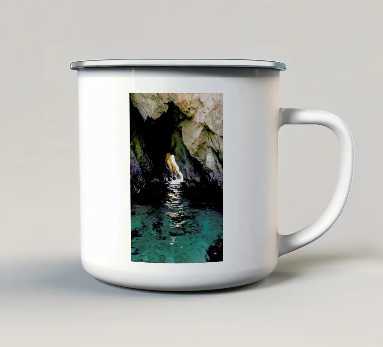 Colorful Ocean Cave tazza in smalto da Kevin Russ