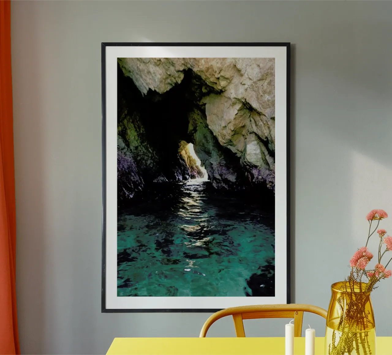 Colorful Ocean Cave poster con telaio in legno da Kevin Russ