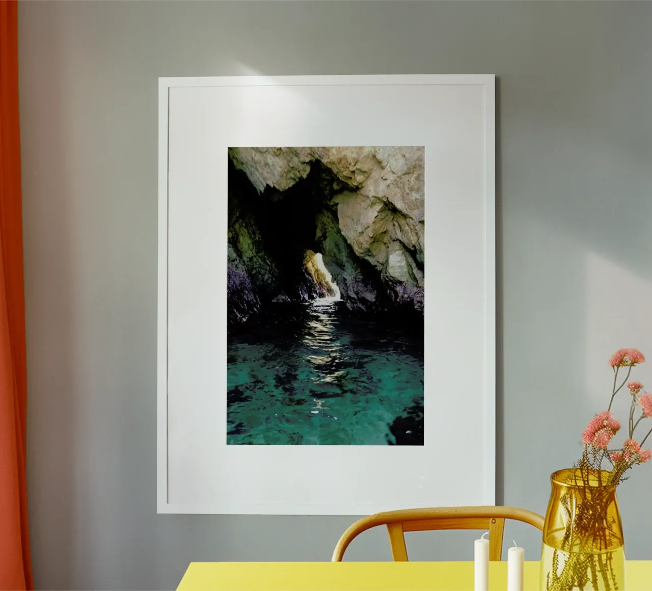 Colorful Ocean Cave poster con telaio in legno da Kevin Russ
