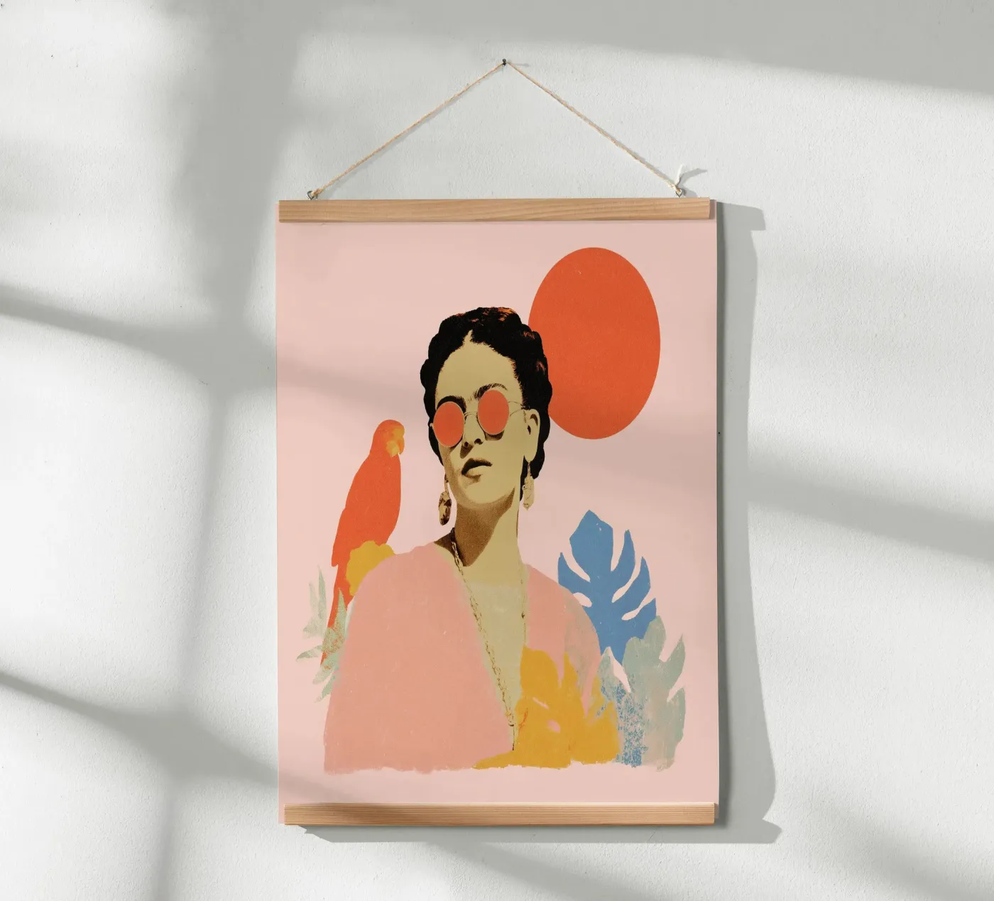 Frida Kahlo in den Tropen – Ein modernes Porträt Poster von Studio Remiér