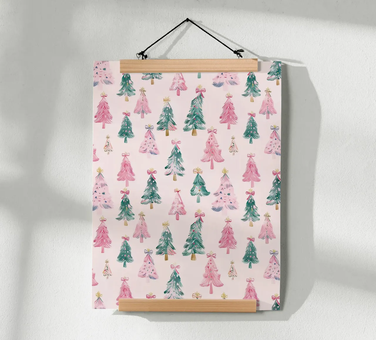 Alberi di Natale rosa con fiocchi rosa Coquette Estetica Y2K poster con telaio in plastica da Gentle Echoes Art