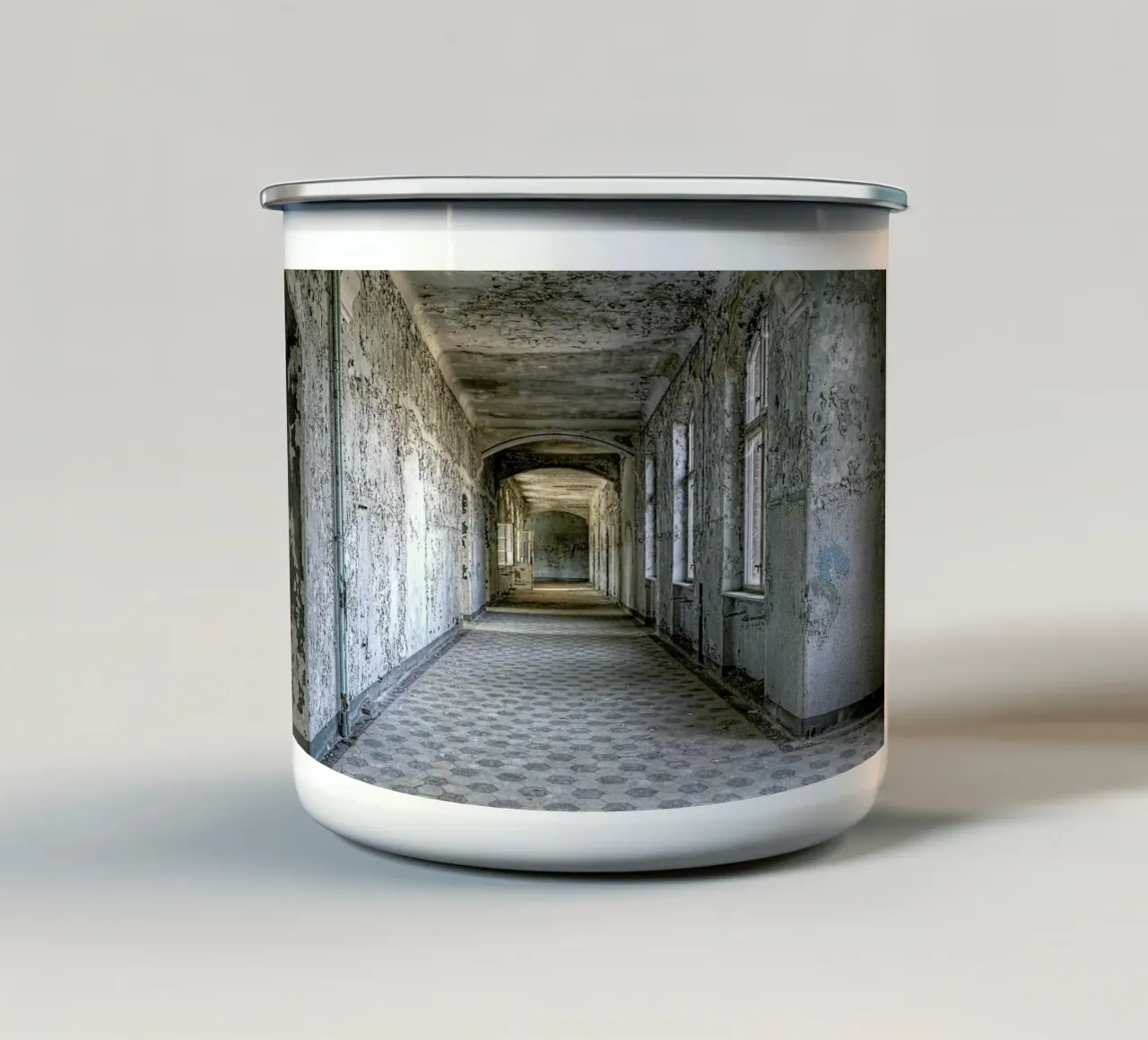 Kurhaus 6 tazza in smalto da Michael Belhadi