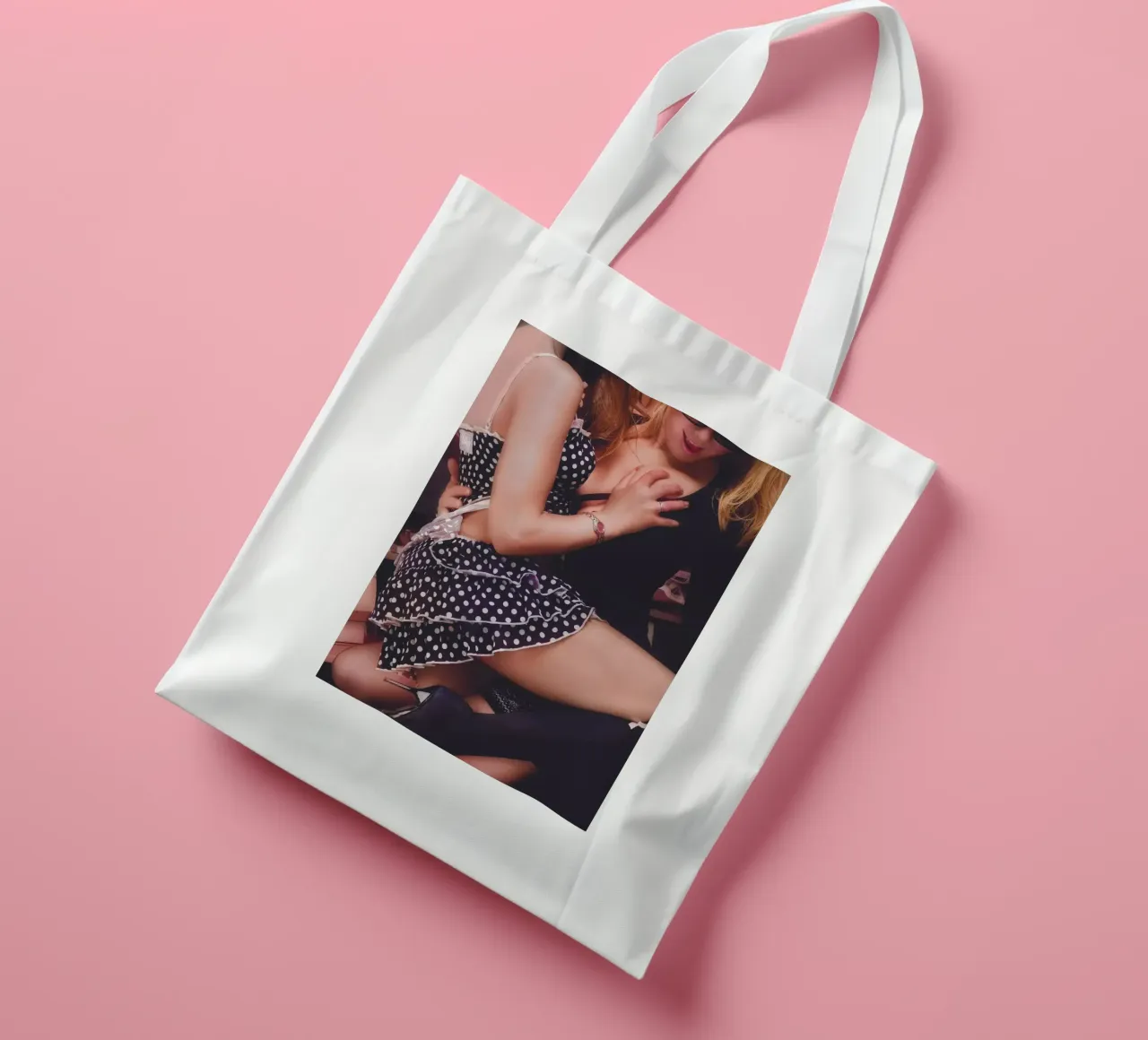 Ragazze in gioco colorate borsa in juta da Dave Hare Photography