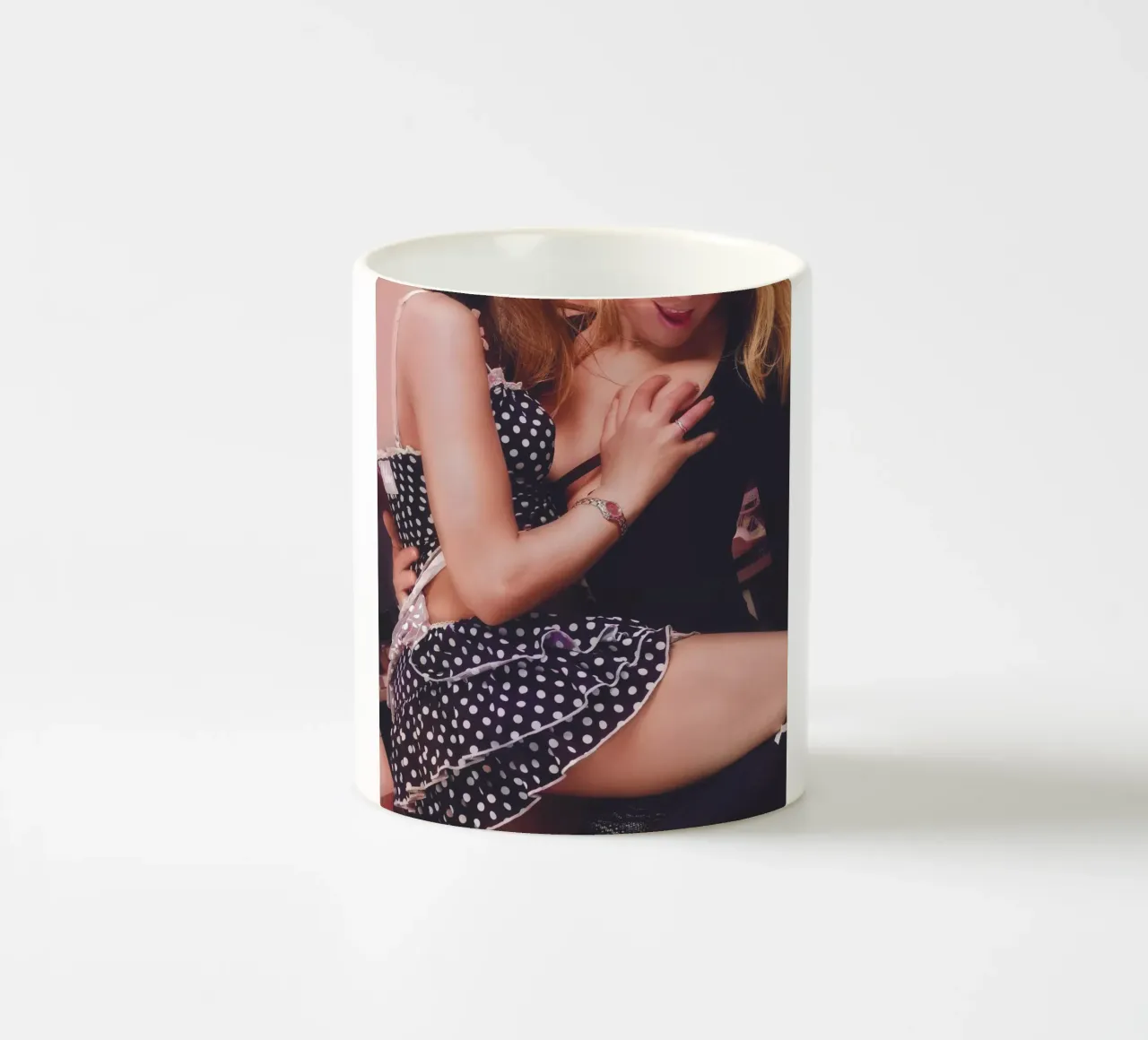 Ragazze in gioco colorate tazza in ceramica da Dave Hare Photography