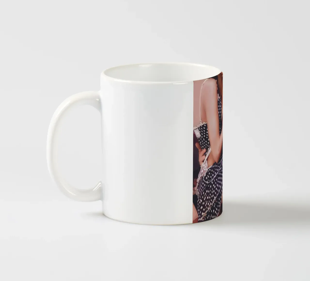 Ragazze in gioco colorate tazza in ceramica da Dave Hare Photography