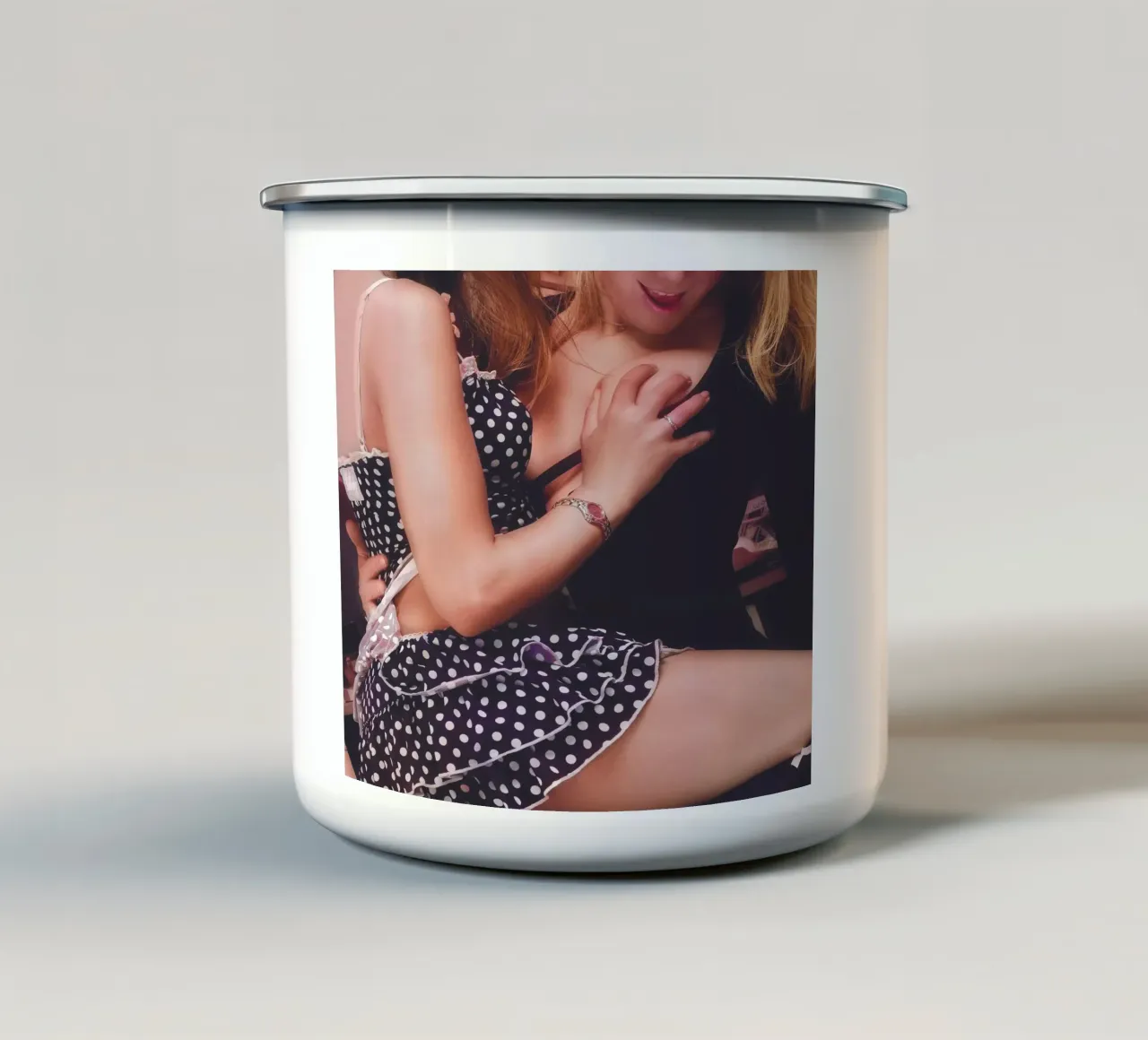 Ragazze in gioco colorate tazza in smalto da Dave Hare Photography