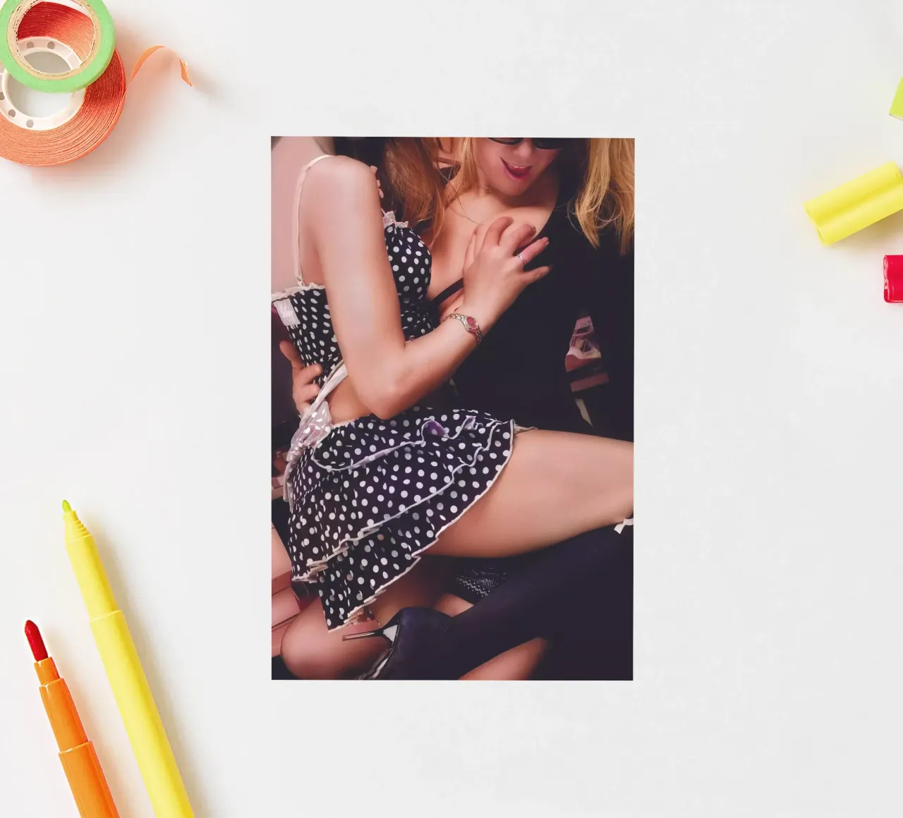 Ragazze in gioco colorate adesivo da Dave Hare Photography