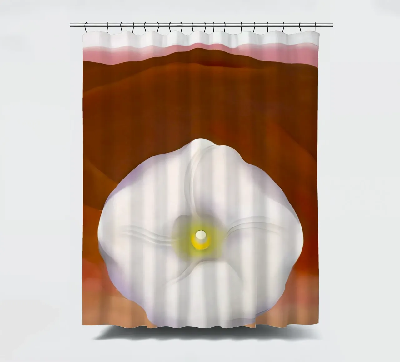 Georgia O'Keeffe Colinas rojas y flor blanca cortina de baño de Kinsley