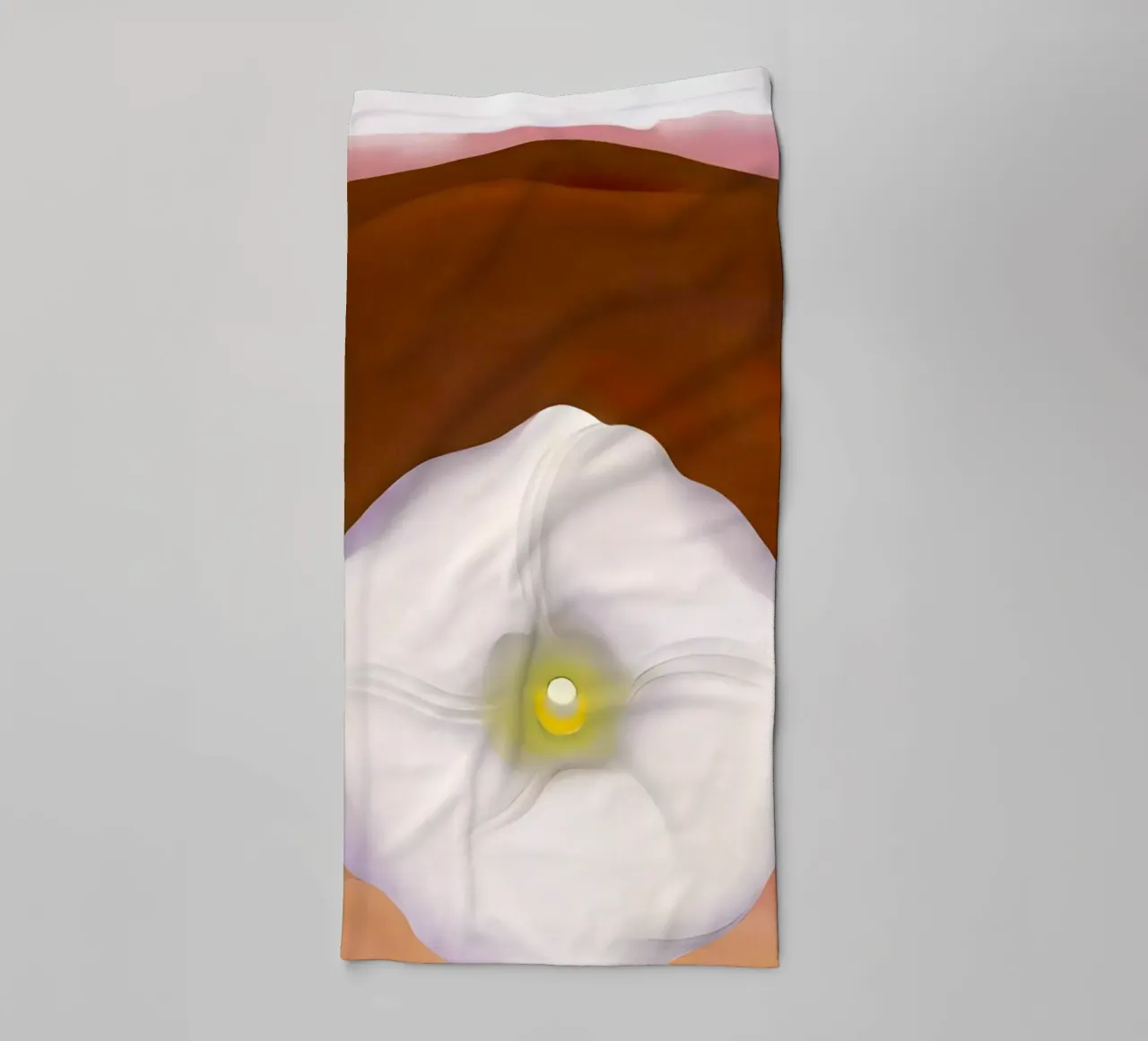 Georgia O'Keeffe Colline rosse e fiori bianchi asciugamano da bagno da Kinsley