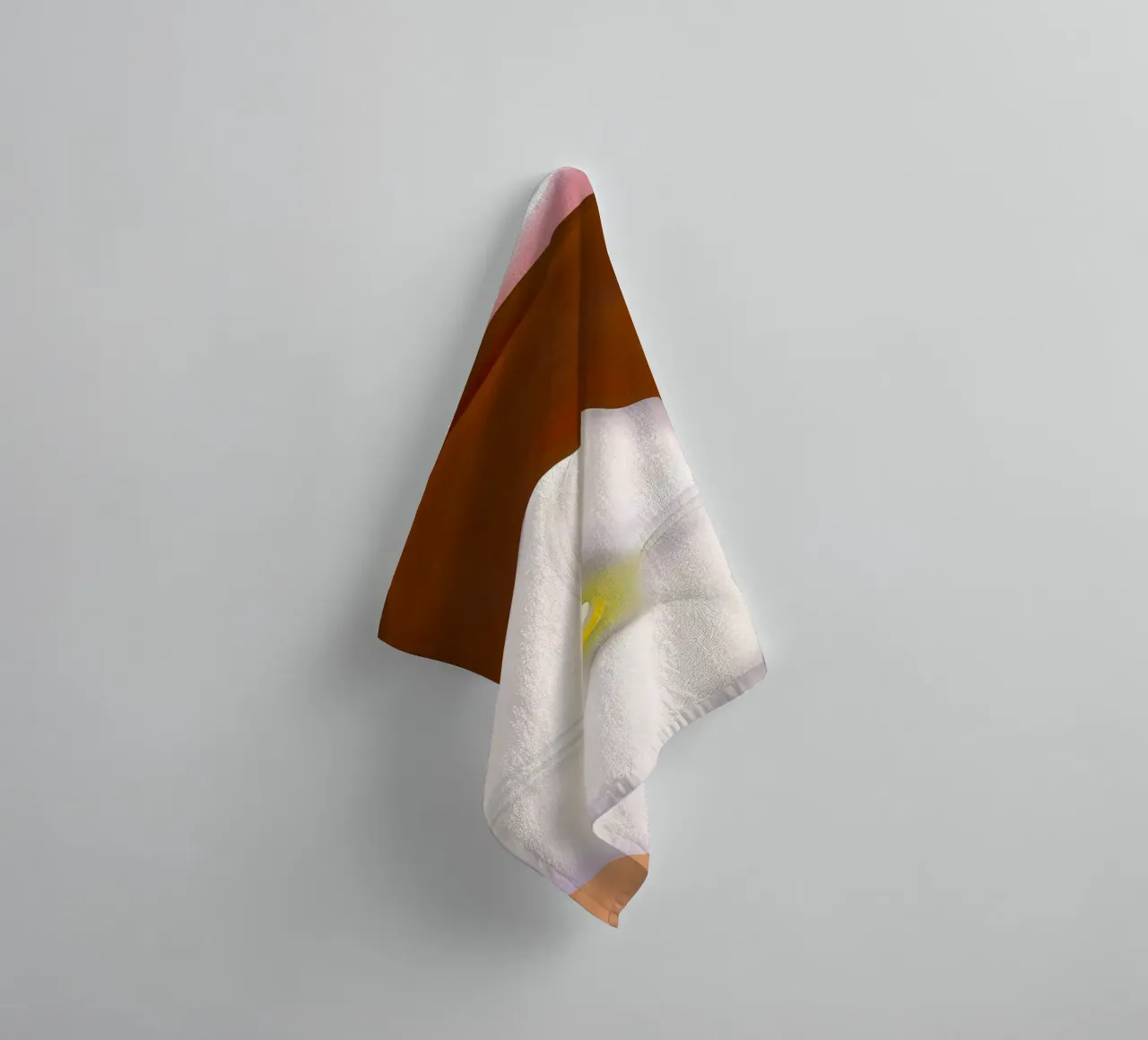 Georgia O'Keeffe Colline rosse e fiori bianchi asciugamano da bagno da Kinsley