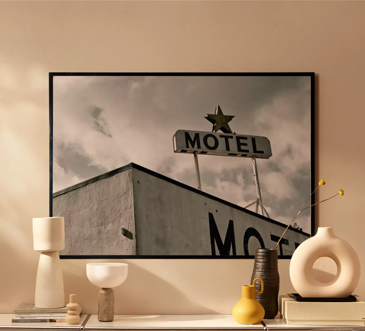 Motel poster avec cadre en plastique de Marc Gruninger