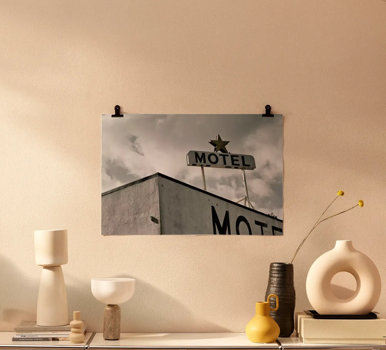 Motel poster avec cadre en plastique de Marc Gruninger