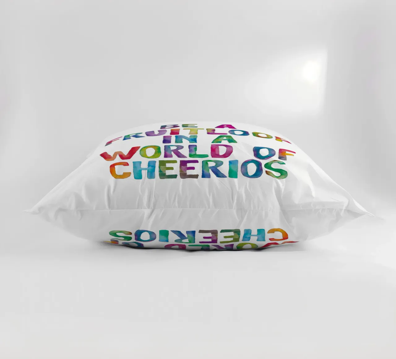 Essere un Fruitloop in un mondo di Cheerios Typografie Design cuscino da THE MOTIVATED TYPE