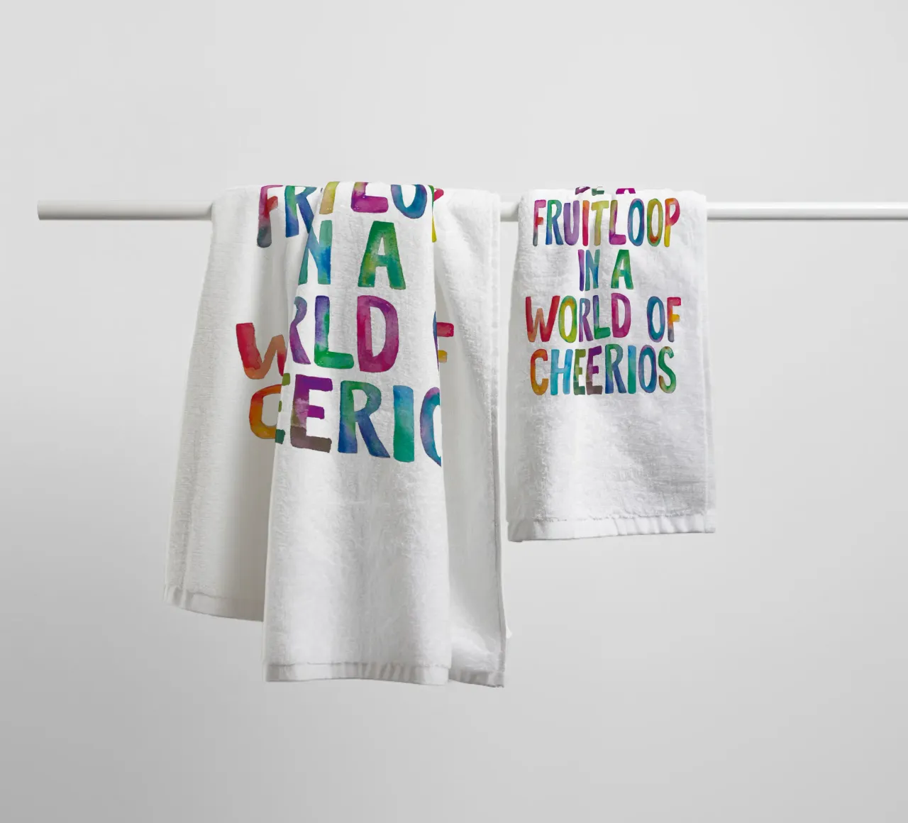 Essere un Fruitloop in un mondo di Cheerios Typografie Design asciugamano da bagno da THE MOTIVATED TYPE