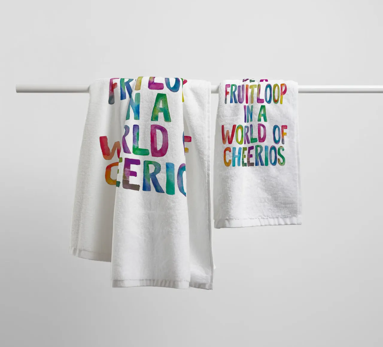 Essere un Fruitloop in un mondo di Cheerios Typografie Design asciugamano da bagno da THE MOTIVATED TYPE