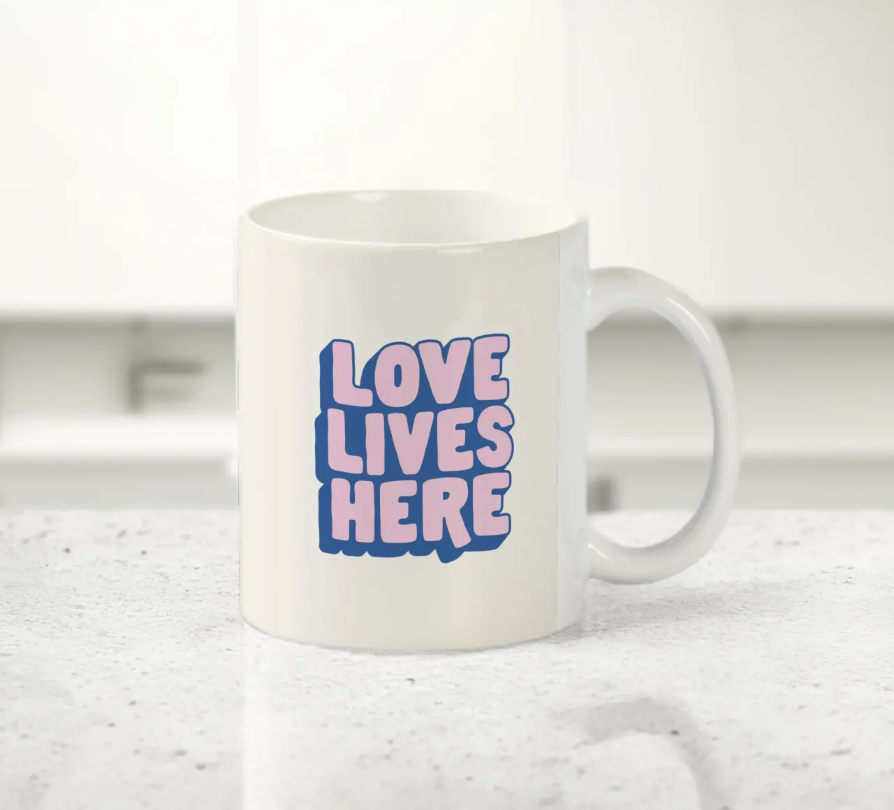 Love Lives Here: design tipografico in rosa e blu tazza in ceramica da THE MOTIVATED TYPE