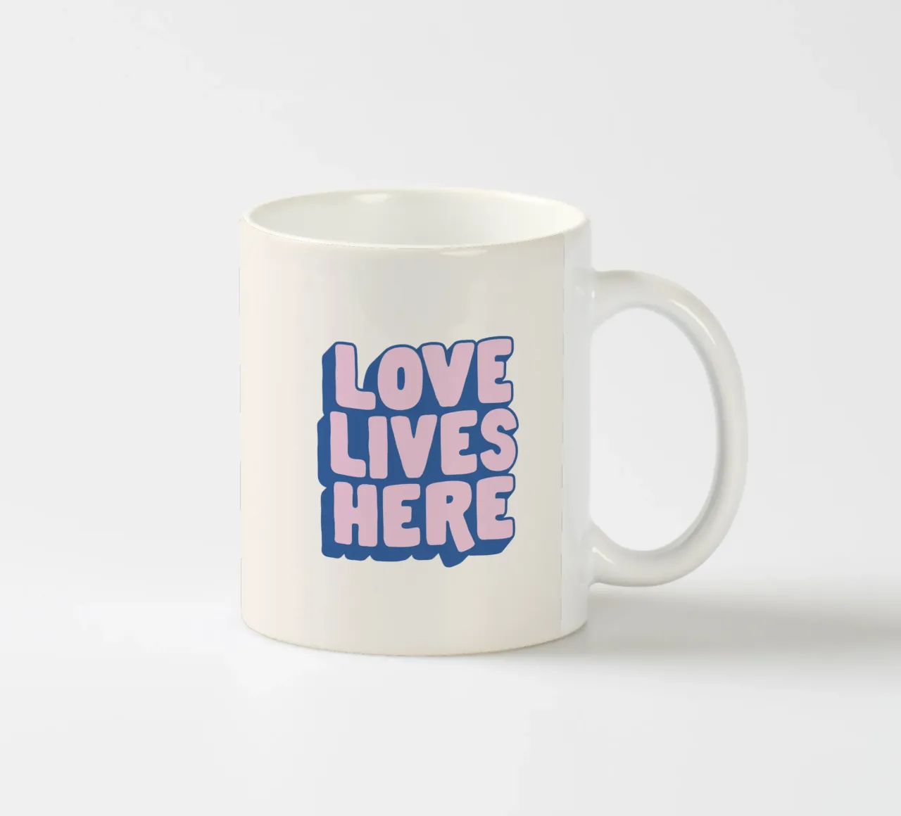 Love Lives Here: design tipografico in rosa e blu tazza in ceramica da THE MOTIVATED TYPE