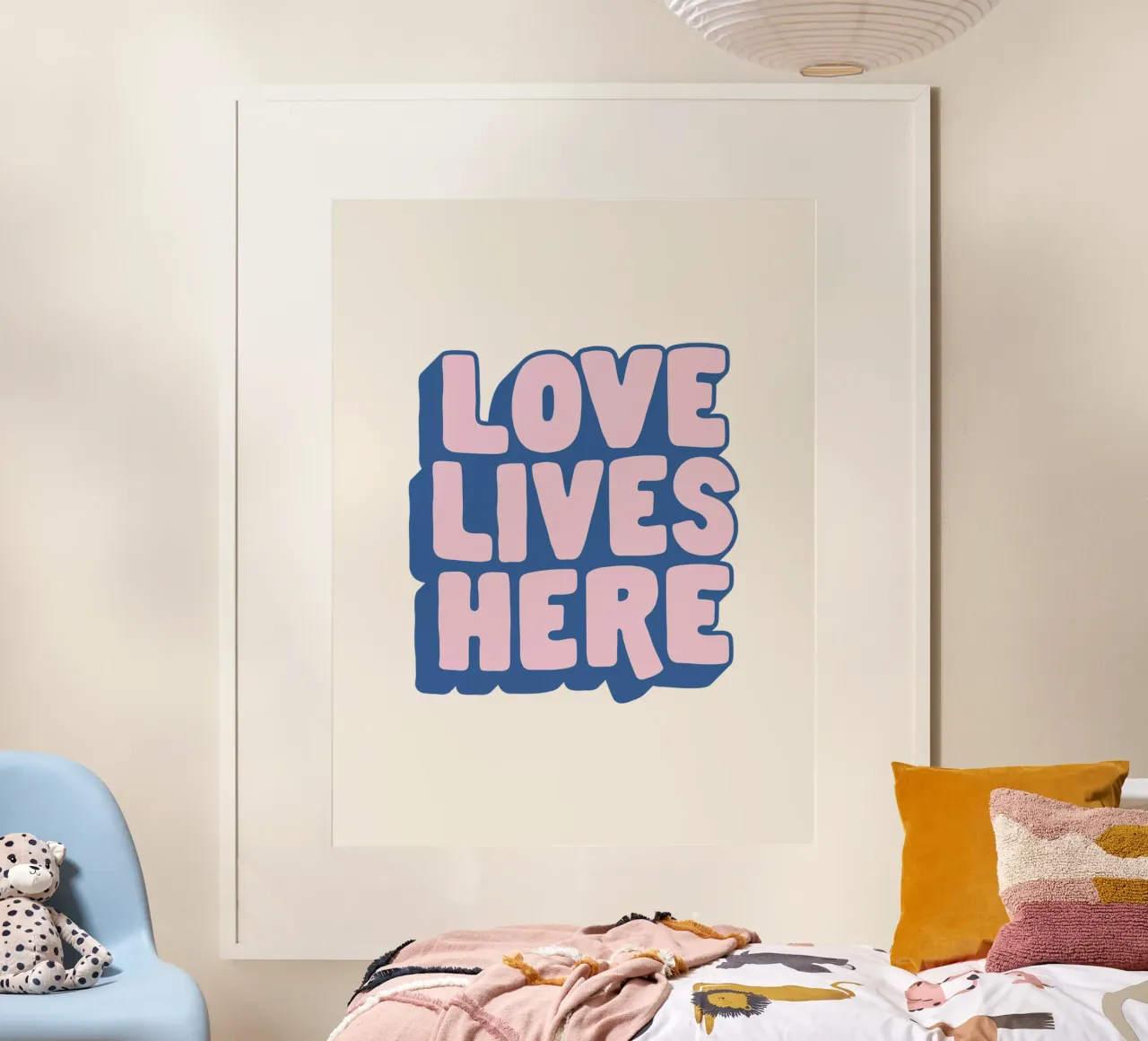 Love Lives Here: design tipografico in rosa e blu poster con telaio in plastica da THE MOTIVATED TYPE