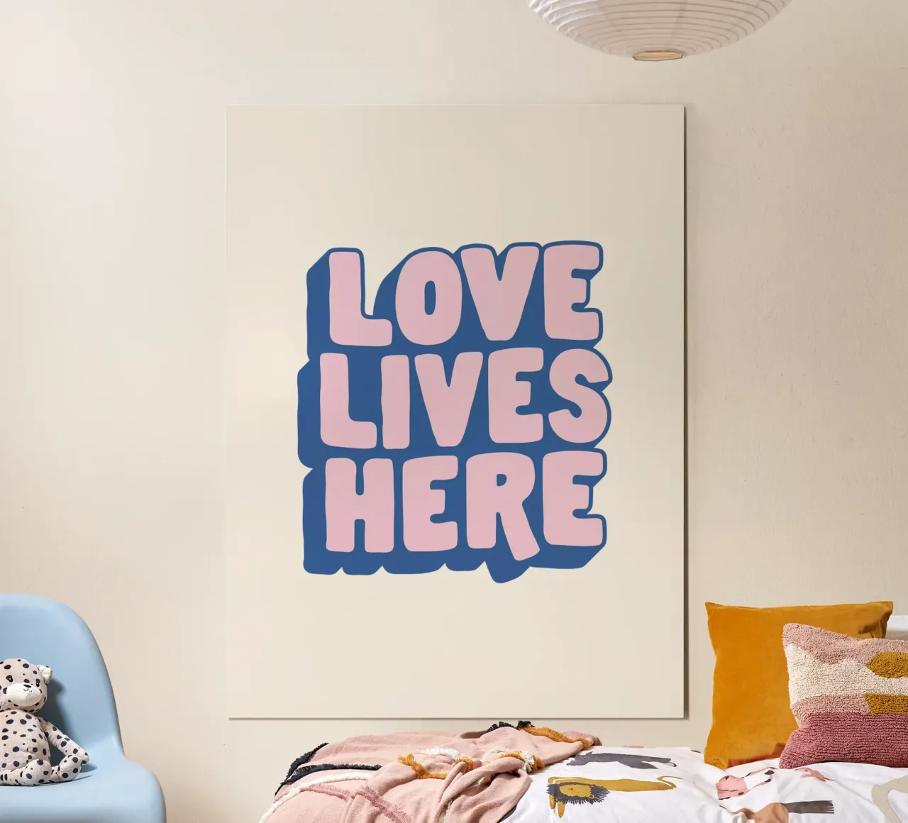 Love Lives Here: design tipografico in rosa e blu poster con telaio in plastica da THE MOTIVATED TYPE
